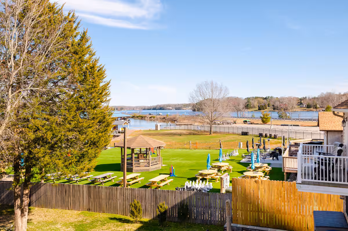 Lake House cabin near Shenandoah National Park and Lydia Mountain